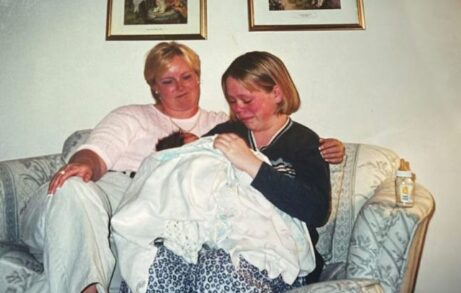 Imala sam samo 1 sliku sa biološkom majkom dok me je predavala usvojiteljki: Više od 20 godina sam je tražila, a onda stiže poruka koja mi je promenila život Imala sam samo 1 sliku sa biološkom majkom dok me je predavala usvojiteljki: Više od 20 godina sam je tražila, a onda stiže poruka koja mi je promenila život