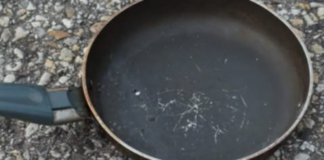 Izgrebana tava će biti kao nova: Sve što vam treba je 1 proizvod koji svi imaju u svojoj kuhinji! Izgrebana tava će biti kao nova: Sve što vam treba je 1 proizvod koji svi imaju u svojoj kuhinji!