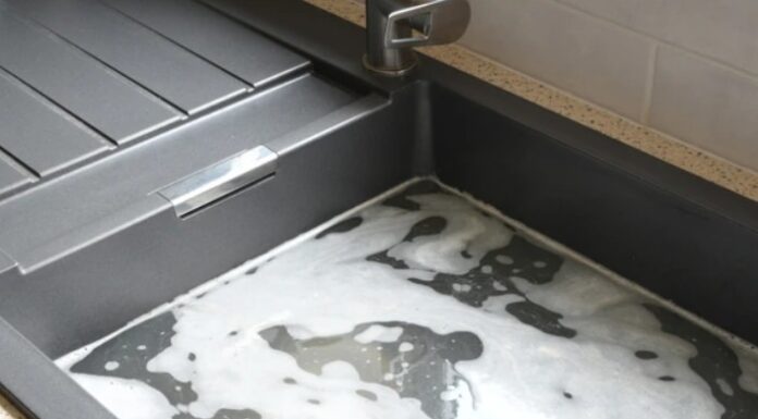 Ja sam VODOINSTALATER sa 50 godina iskustva i ovo je NAJBOLJI TRIK ZA OTPUŠAVANJE SUDOPERE Ja sam VODOINSTALATER sa 50 godina iskustva i ovo je NAJBOLJI TRIK ZA OTPUŠAVANJE SUDOPERE