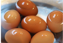 Kad kuhate jaja dodajte u vodu 1 sastojak: Neće popucati i oguliće se očas posla! Kad kuhate jaja dodajte u vodu 1 sastojak: Neće popucati i oguliće se očas posla!