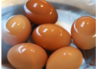 Kad kuhate jaja dodajte u vodu 1 sastojak: Neće popucati i oguliće se očas posla! Kad kuhate jaja dodajte u vodu 1 sastojak: Neće popucati i oguliće se očas posla!