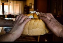 Kako se prenosi krsna slava Jednu stvar svi rade pogrešno, a ovo su pravoslavna pravila Kako se prenosi krsna slava Jednu stvar svi rade pogrešno, a ovo su pravoslavna pravila