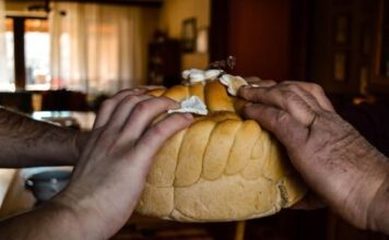 Kako se prenosi krsna slava Jednu stvar svi rade pogrešno, a ovo su pravoslavna pravila Kako se prenosi krsna slava Jednu stvar svi rade pogrešno, a ovo su pravoslavna pravila