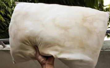 Kako ukloniti fleke 0d znoja sa jastuka: Svako treba da zna 0va TRI trika i zaboravi na uporne žute mrlje Kako ukloniti fleke 0d znoja sa jastuka: Svako treba da zna 0va TRI trika i zaboravi na uporne žute mrlje