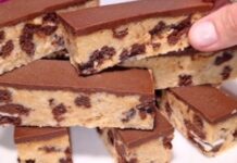 **KOLAČ bez pečenja, bez jaja, bez brašna, neodoljiv ukus sa keksima i čokoladom** **KOLAČ bez pečenja, bez jaja, bez brašna, neodoljiv ukus sa keksima i čokoladom**