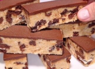 **KOLAČ bez pečenja, bez jaja, bez brašna, neodoljiv ukus sa keksima i čokoladom** **KOLAČ bez pečenja, bez jaja, bez brašna, neodoljiv ukus sa keksima i čokoladom**