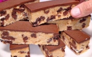 **KOLAČ bez pečenja, bez jaja, bez brašna, neodoljiv ukus sa keksima i čokoladom** **KOLAČ bez pečenja, bez jaja, bez brašna, neodoljiv ukus sa keksima i čokoladom**