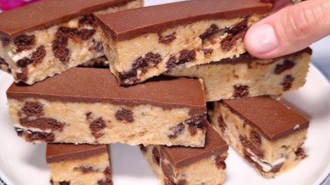 **KOLAČ bez pečenja, bez jaja, bez brašna, neodoljiv ukus sa keksima i čokoladom** **KOLAČ bez pečenja, bez jaja, bez brašna, neodoljiv ukus sa keksima i čokoladom**