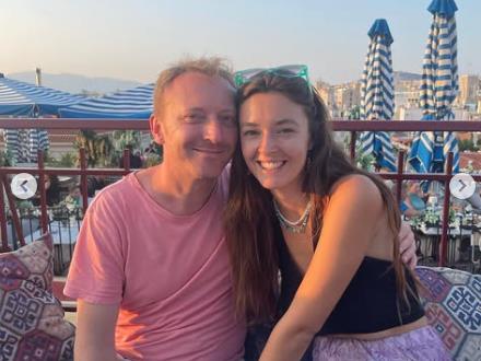 Lara se udala za 20 godina starijeg iz “osvete” roditeljima: Kako je porodična trauma zauvek obeležila njen život Lara se udala za 20 godina starijeg iz "osvete" roditeljima: Kako je porodična trauma zauvek obeležila njen život