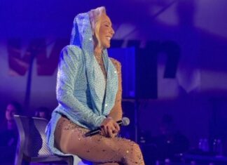 Lepa Brena napravila spektakl u Banjaluci: Poslala posebnu poruku mladima (VIDEO) Lepa Brena napravila spektakl u Banjaluci: Poslala posebnu poruku mladima (VIDEO)