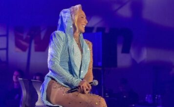 Lepa Brena napravila spektakl u Banjaluci: Poslala posebnu poruku mladima (VIDEO) Lepa Brena napravila spektakl u Banjaluci: Poslala posebnu poruku mladima (VIDEO)