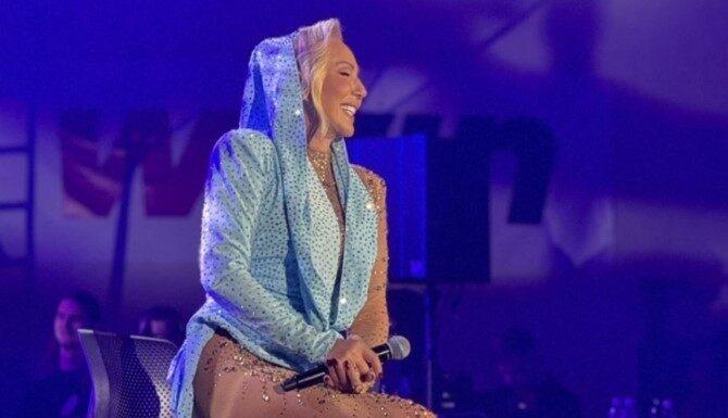 Lepa Brena napravila spektakl u Banjaluci: Poslala posebnu poruku mladima (VIDEO) Lepa Brena napravila spektakl u Banjaluci: Poslala posebnu poruku mladima (VIDEO)