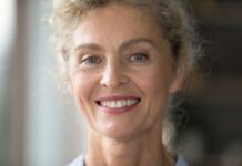 Milka (67) sahranila muža, pa ludo zavolela 17 godina mlađeg: Njihov odnos zabezeknuo okolinu, a reakcija njene dece je neverovatna Milka (67) sahranila muža, pa ludo zavolela 17 godina mlađeg: Njihov odnos zabezeknuo okolinu, a reakcija njene dece je neverovatna