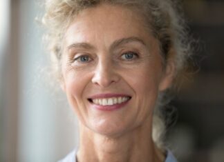 Milka (67) sahranila muža, pa ludo zavolela 17 godina mlađeg: Njihov odnos zabezeknuo okolinu, a reakcija njene dece je neverovatna Milka (67) sahranila muža, pa ludo zavolela 17 godina mlađeg: Njihov odnos zabezeknuo okolinu, a reakcija njene dece je neverovatna