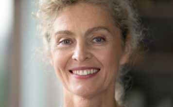 Milka (67) sahranila muža, pa ludo zavolela 17 godina mlađeg: Njihov odnos zabezeknuo okolinu, a reakcija njene dece je neverovatna Milka (67) sahranila muža, pa ludo zavolela 17 godina mlađeg: Njihov odnos zabezeknuo okolinu, a reakcija njene dece je neverovatna