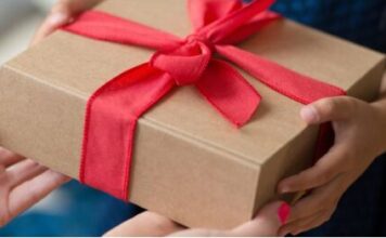 Mladenci iz Mostara se šokirali poklonom koji su dobili od kuma: Ceo Balkan bruji o urnebesnoj sceni (VIDEO) Mladenci iz Mostara se šokirali poklonom koji su dobili od kuma: Ceo Balkan bruji o urnebesnoj sceni (VIDEO)