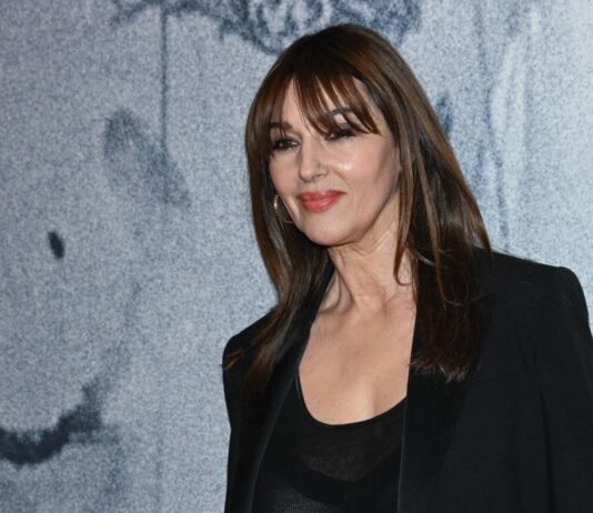 Monika Beluči pojavila u Parizu u odelu koje savršeno pristaje damama preko 60: Ali niko nije očekivao od nje da će povući ovaj frapantan potez Monika Beluči pojavila u Parizu u odelu koje savršeno pristaje damama preko 60: Ali niko nije očekivao od nje da će povući ovaj frapantan potez