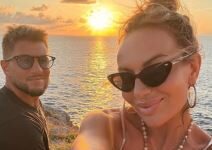 “Muž me je prevario dok sam bila trudna! Njega i moju najbolju drugaricu zatekla sam u krevetu u našem stanu”: Naša pevačica sreću našla pored 5 godina mlađeg "Muž me je prevario dok sam bila trudna! Njega i moju najbolju drugaricu zatekla sam u krevetu u našem stanu": Naša pevačica sreću našla pored 5 godina mlađeg