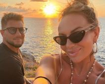 “Muž me je prevario dok sam bila trudna! Njega i moju najbolju drugaricu zatekla sam u krevetu u našem stanu”: Naša pevačica sreću našla pored 5 godina mlađeg "Muž me je prevario dok sam bila trudna! Njega i moju najbolju drugaricu zatekla sam u krevetu u našem stanu": Naša pevačica sreću našla pored 5 godina mlađeg