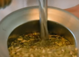 Najbolji narodni čaj protiv upornog kašlja: Kuva se od ovog povrća, pije dva dana i čisti pluća od sekreta Najbolji narodni čaj protiv upornog kašlja: Kuva se od ovog povrća, pije dva dana i čisti pluća od sekreta