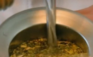 Najbolji narodni čaj protiv upornog kašlja: Kuva se od ovog povrća, pije dva dana i čisti pluća od sekreta Najbolji narodni čaj protiv upornog kašlja: Kuva se od ovog povrća, pije dva dana i čisti pluća od sekreta