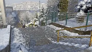 Nije so: Led sa stepeništa nestaje za nekoliko sekundi uz jeftin sastojak koji svi imaju u kući Nije so: Led sa stepeništa nestaje za nekoliko sekundi uz jeftin sastojak koji svi imaju u kući