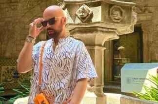 Otac mu je čuveni političar, a on prvi sa naše estrade priznao da je gej: Nekad je zabavljao Klintona lično, a danas sa dečkom prodaje torbice Otac mu je čuveni političar, a on prvi sa naše estrade priznao da je gej: Nekad je zabavljao Klintona lično, a danas sa dečkom prodaje torbice