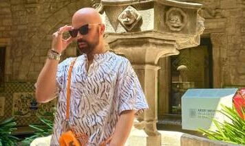 Otac mu je čuveni političar, a on prvi sa naše estrade priznao da je gej: Nekad je zabavljao Klintona lično, a danas sa dečkom prodaje torbice Otac mu je čuveni političar, a on prvi sa naše estrade priznao da je gej: Nekad je zabavljao Klintona lično, a danas sa dečkom prodaje torbice