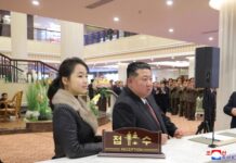 Ovako izgleda ćerka Kim Džong Una zbog koje narod besni: “Dok mi grcamo u siromaštvu ona se baškari”, ženama uveo rigorozna pravila, a nju tretira posebno Ovako izgleda ćerka Kim Džong Una zbog koje narod besni: "Dok mi grcamo u siromaštvu ona se baškari", ženama uveo rigorozna pravila, a nju tretira posebno