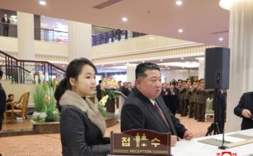 Ovako izgleda ćerka Kim Džong Una zbog koje narod besni: “Dok mi grcamo u siromaštvu ona se baškari”, ženama uveo rigorozna pravila, a nju tretira posebno Ovako izgleda ćerka Kim Džong Una zbog koje narod besni: "Dok mi grcamo u siromaštvu ona se baškari", ženama uveo rigorozna pravila, a nju tretira posebno