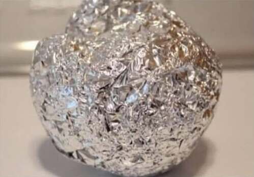 Pre spavanja uvijek stavi alu foliju ispod kreveta: Kad čujete zašto – uradićete isto još večeras Pre spavanja uvijek stavi alu foliju ispod kreveta: Kad čujete zašto – uradićete isto još večeras