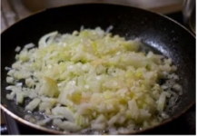 Profesionalni kuhar otkrio kako da ispržite luk, a da ne usmrdite cijelu kuću: SAMO DODAJTE 1 KAŠIKU OVOG SASTOJKA Profesionalni kuhar otkrio kako da ispržite luk, a da ne usmrdite cijelu kuću: SAMO DODAJTE 1 KAŠIKU OVOG SASTOJKA