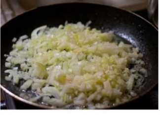 Profesionalni kuhar otkrio kako da ispržite luk, a da ne usmrdite cijelu kuću: SAMO DODAJTE 1 KAŠIKU OVOG SASTOJKA Profesionalni kuhar otkrio kako da ispržite luk, a da ne usmrdite cijelu kuću: SAMO DODAJTE 1 KAŠIKU OVOG SASTOJKA