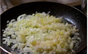 Profesionalni kuhar otkrio kako da ispržite luk, a da ne usmrdite cijelu kuću: SAMO DODAJTE 1 KAŠIKU OVOG SASTOJKA Profesionalni kuhar otkrio kako da ispržite luk, a da ne usmrdite cijelu kuću: SAMO DODAJTE 1 KAŠIKU OVOG SASTOJKA