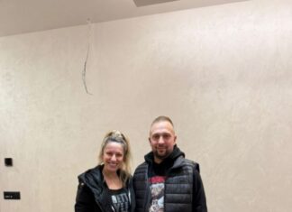 Rada Manojlović pokazala stan od 250 000 evra: Zlato po celom zidu, crni prekidači, a dijamantski detalj privlači svu pažnju Rada Manojlović pokazala stan od 250 000 evra: Zlato po celom zidu, crni prekidači, a dijamantski detalj privlači svu pažnju