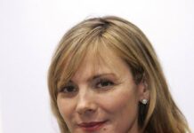 Samanta iz serije Seks i grad rekla je “DA” u 69. godini i tako dobila 4. muža koji je od nje mlađi 14 godina Samanta iz serije Seks i grad rekla je "DA" u 69. godini i tako dobila 4. muža koji je od nje mlađi 14 godina