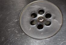 SMRDI VAM IZ ODVODA KAD PADA KIŠA? Vodoinstalater Mića otkriva kako da sami rešite problem za male pare SMRDI VAM IZ ODVODA KAD PADA KIŠA? Vodoinstalater Mića otkriva kako da sami rešite problem za male pare