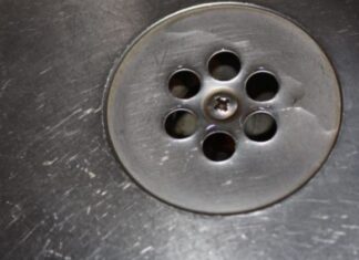 SMRDI VAM IZ ODVODA KAD PADA KIŠA? Vodoinstalater Mića otkriva kako da sami rešite problem za male pare SMRDI VAM IZ ODVODA KAD PADA KIŠA? Vodoinstalater Mića otkriva kako da sami rešite problem za male pare