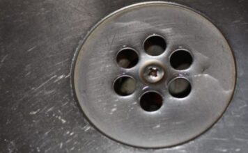 SMRDI VAM IZ ODVODA KAD PADA KIŠA? Vodoinstalater Mića otkriva kako da sami rešite problem za male pare SMRDI VAM IZ ODVODA KAD PADA KIŠA? Vodoinstalater Mića otkriva kako da sami rešite problem za male pare