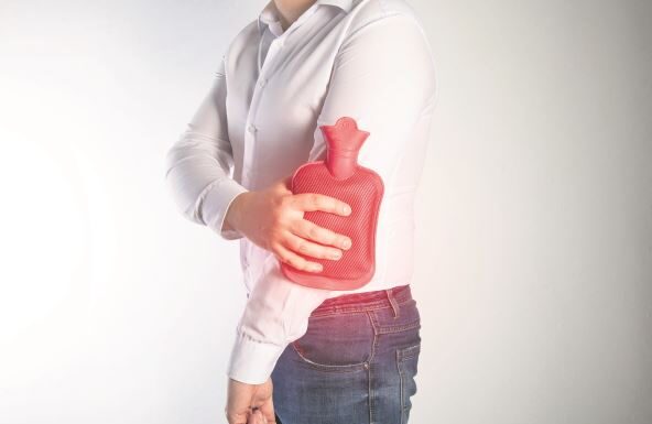 Šta kad zglobovi i kosti bole zbog promene vremena: Najbolji lek za ovaj problem je da se zagrejete. Krećite se što više i ne budite žedni Šta kad zglobovi i kosti bole zbog promene vremena: Najbolji lek za ovaj problem je da se zagrejete. Krećite se što više i ne budite žedni