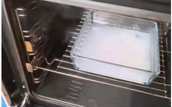 Stavite unutra i SAMO uključite rernu. Najgora prljavština će se sama skinuti! Stavite unutra i SAMO uključite rernu. Najgora prljavština će se sama skinuti!