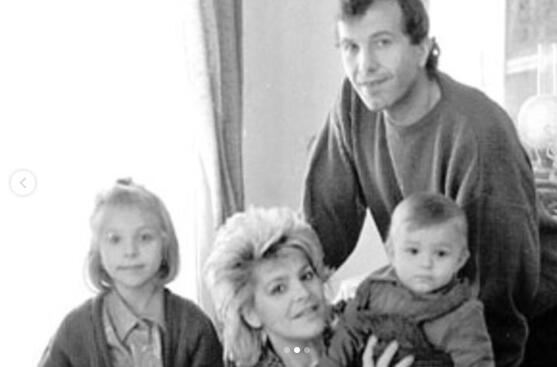 Stvorio je Dina Merlina, a najlepšu Sarajku odveo pred oltar: Kad su se upoznali bio je student, čim mu je rodila 2 dece, on se okrenuo boemskom životu Stvorio je Dina Merlina, a najlepšu Sarajku odveo pred oltar: Kad su se upoznali bio je student, čim mu je rodila 2 dece, on se okrenuo boemskom životu