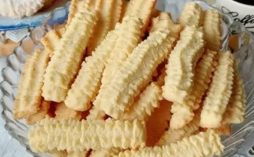 TOPE SE U USTIMA: Starinski keksići na mašini za meso TOPE SE U USTIMA: Starinski keksići na mašini za meso