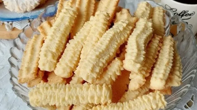 TOPE SE U USTIMA: Starinski keksići na mašini za meso TOPE SE U USTIMA: Starinski keksići na mašini za meso