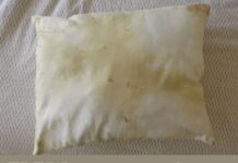 TREBA vam samo 1 stvar da uklonite užasne žute fleke na jastucima i biće perfektno bijeli TREBA vam samo 1 stvar da uklonite užasne žute fleke na jastucima i biće perfektno bijeli