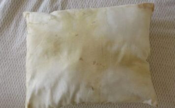 TREBA vam samo 1 stvar da uklonite užasne žute fleke na jastucima i biće perfektno bijeli TREBA vam samo 1 stvar da uklonite užasne žute fleke na jastucima i biće perfektno bijeli