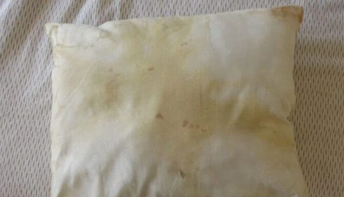 TREBA vam samo 1 stvar da uklonite užasne žute fleke na jastucima i biće perfektno bijeli TREBA vam samo 1 stvar da uklonite užasne žute fleke na jastucima i biće perfektno bijeli
