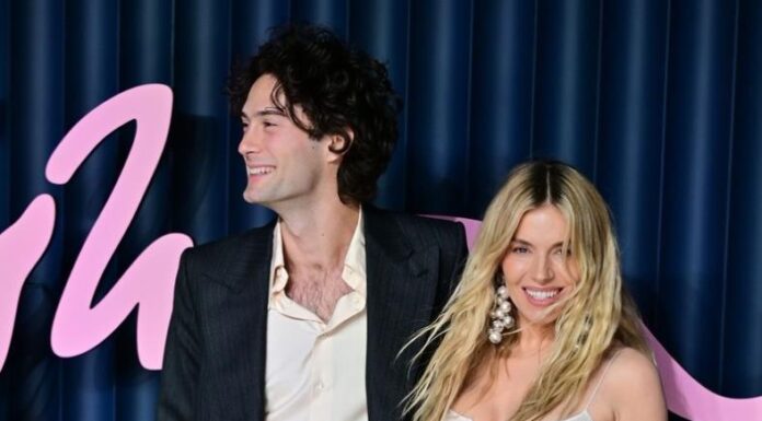 Trudna Sijena Miler: Njoj su 43. godine, a njemu samo 28 i svi su šokirani kako se on ponaša prema njoj Trudna Sijena Miler: Njoj su 43. godine, a njemu samo 28 i svi su šokirani kako se on ponaša prema njoj