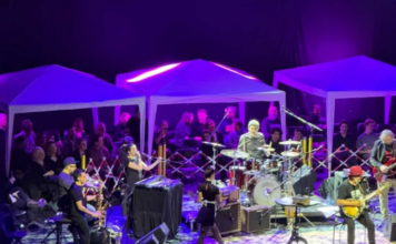 Urnebesno: Rambo Amadeus na binu postavio šatore za “Muzičare koji žele da sviraju” Urnebesno: Rambo Amadeus na binu postavio šatore za “Muzičare koji žele da sviraju”