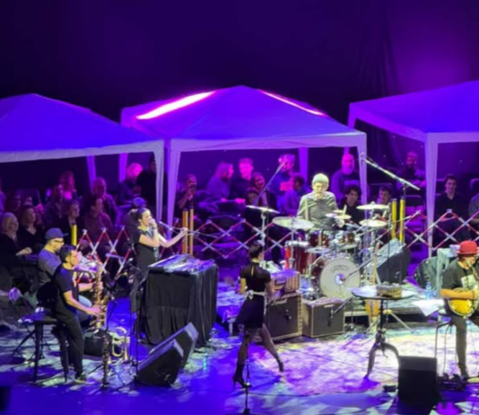 Urnebesno: Rambo Amadeus na binu postavio šatore za “Muzičare koji žele da sviraju” Urnebesno: Rambo Amadeus na binu postavio šatore za “Muzičare koji žele da sviraju”